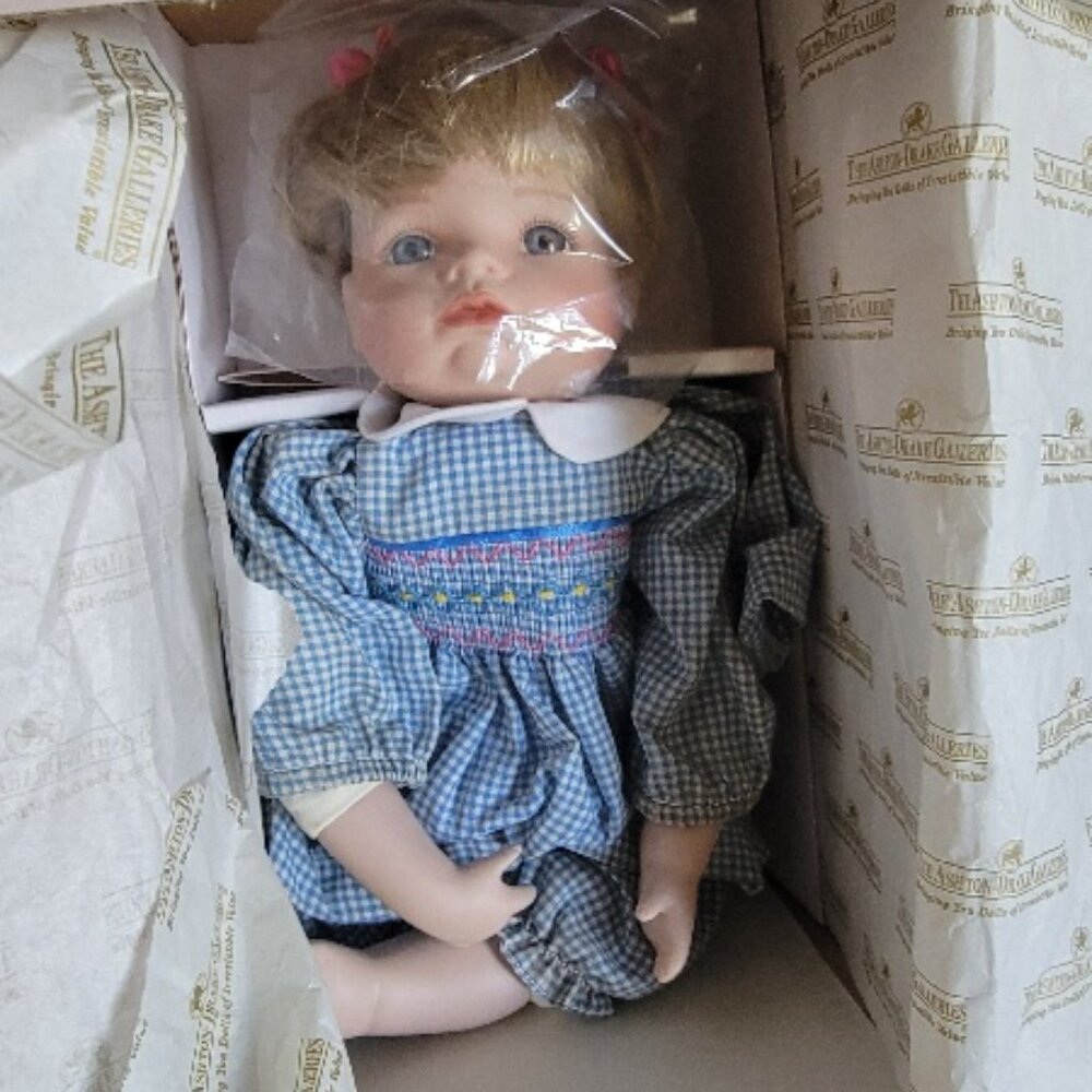 1992 Ashton Dreka Galleries Hanna Needs A Hug Porcelain Doll w/Bear Bxo
